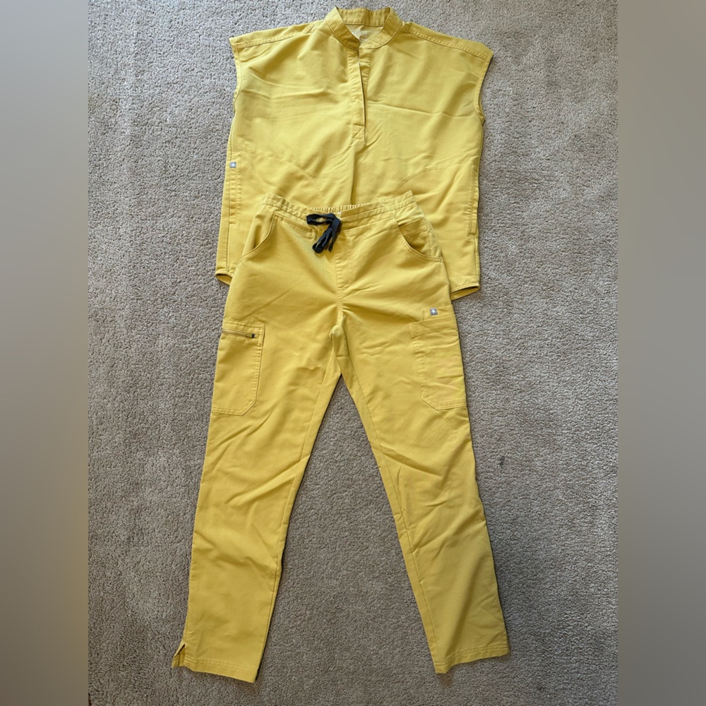 Figs Women's Yellow Skinny Pants & Top Set